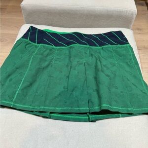 Lululemon running / tennis skirt / skort size 6 green